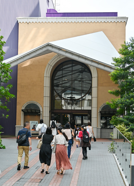 開演前の自由劇場