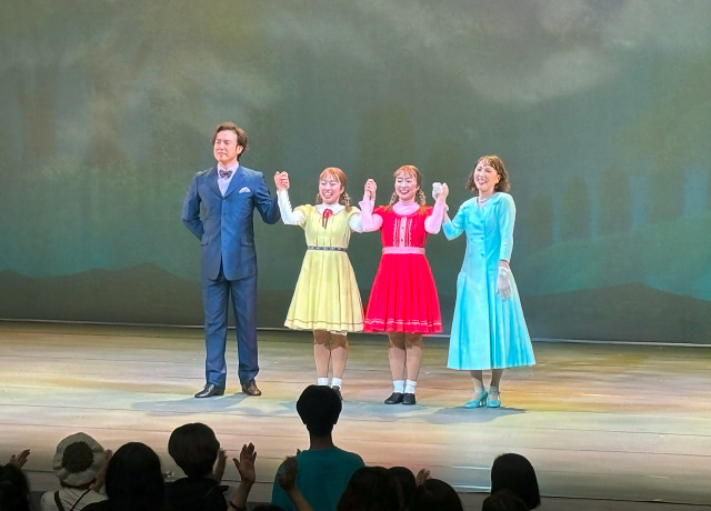 客席の熱い拍手に応える出演者たち。左からパルフィー氏役・岸 佳宏、ルイーゼ役・田原沙綾、ロッテ役・田原真綾、ケルナー夫人役・森川温子