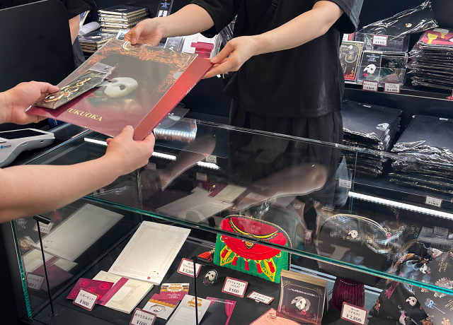 劇場グッズ売店では、福岡公演限定商品をはじめ多彩な公演グッズを販売中