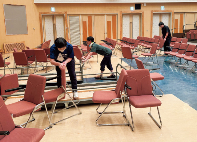会場の利尻町交流促進施設どんと大ホール。上演のため、普段は収納されている椅子などを利尻町職員の皆様が設営してくださいました