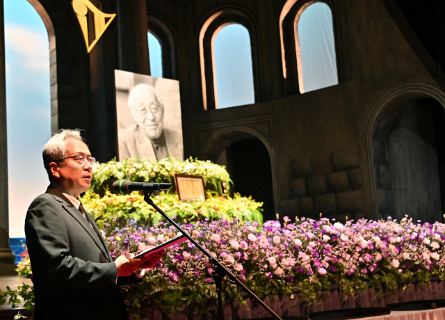 式の司会を務めた劇団四季代表取締役・吉田智誉樹。吉井さんの功績を紹介し、感謝の言葉を伝えました