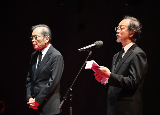 吉井さんへお別れの言葉を贈る照明家・沢田祐二氏（左）と、代読を務めた俳優・味方隆司（右）