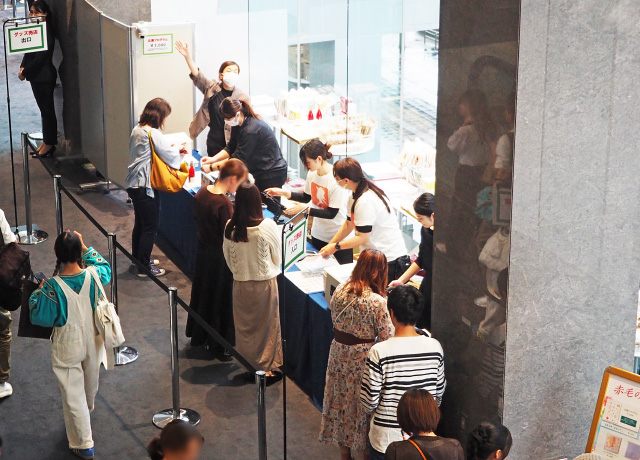 劇場グッズ売店では、京都公演から新登場する商品を始め、作品の世界観に彩られた様々な公演グッズを販売中