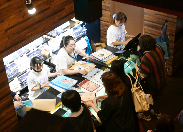 グッズ売店では、名古屋公演限定アイテムをはじめ、様々な公演グッズを販売中。ご観劇の記念にぜひご利用ください。