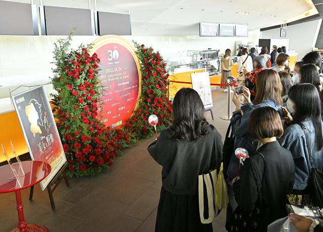 劇場ロビーには日本上演30周年を祝うバラの花が