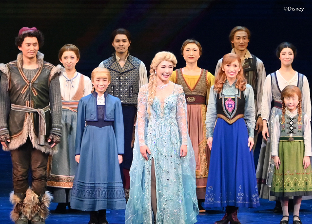 『アナと雪の女王』東京公演では、エルサ役の岡本瑞恵がお客様へご挨拶しました