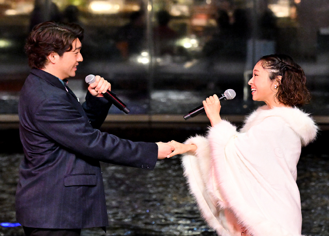 「オール・アイ・アスク・オブ・ユー」を披露する、クリスティーヌ・ダーエ役のひとり・藤原遙香（写真右）、ラウル・シャニュイ子爵役のひとり・宇都宮千織（同左）