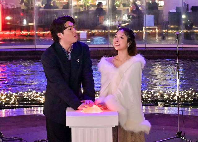 ふたりがスイッチを押すと、一斉にイルミネーションが点灯！