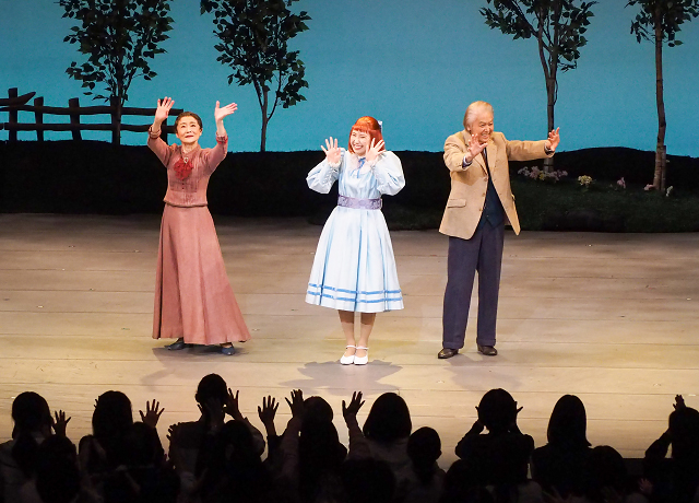 客席からの拍手に応える、アン・シャーリー役 三代川柚姫（中央）、マシュー・カスバート役 飯野おさみ（右）、マリラ・カスバート役 大橋伸予（左）