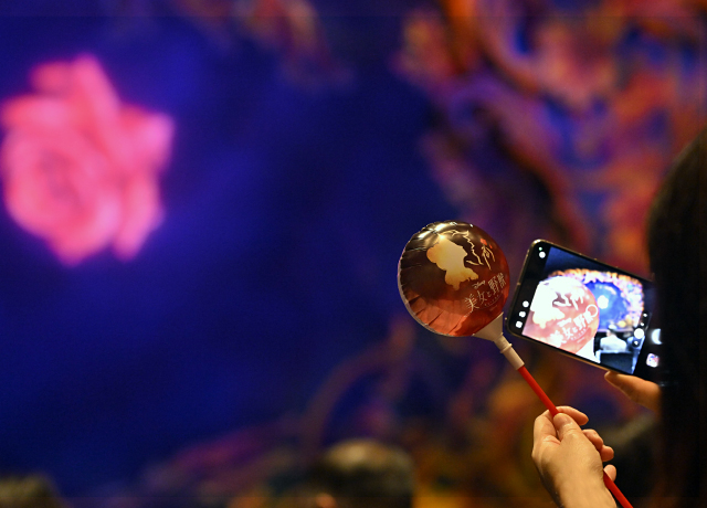 ご来場の皆様には記念品としてバルーンをプレゼント。バルーンを手に記念撮影をするお客様の姿が