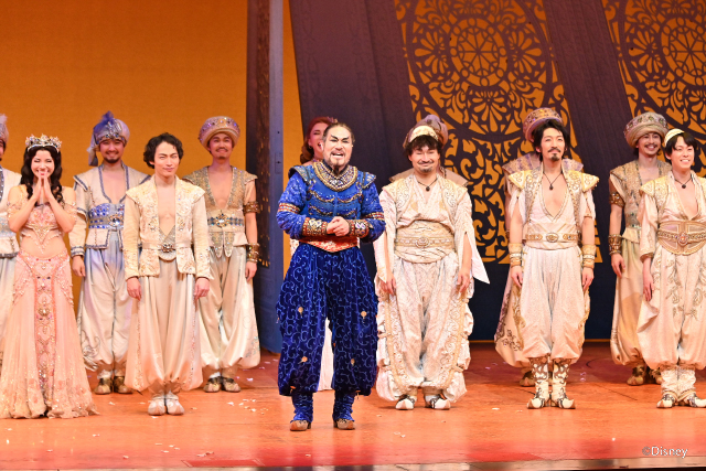 『アラジン』東京公演では、ジーニー役の瀧山久志がお客様へご挨拶しました