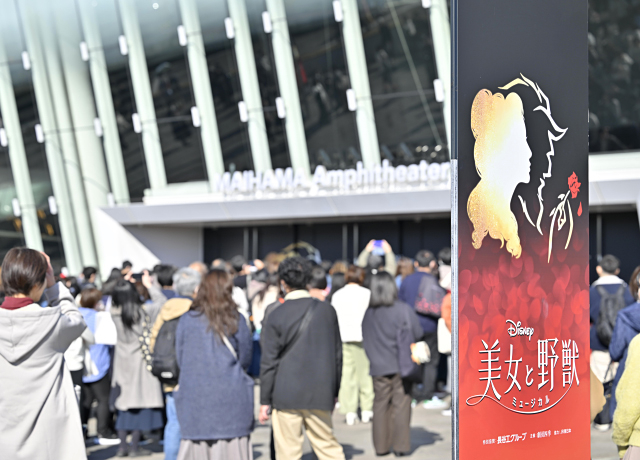 ディズニーミュージカル日本上演30周年を迎え、にぎわう舞浜アンフィシアター