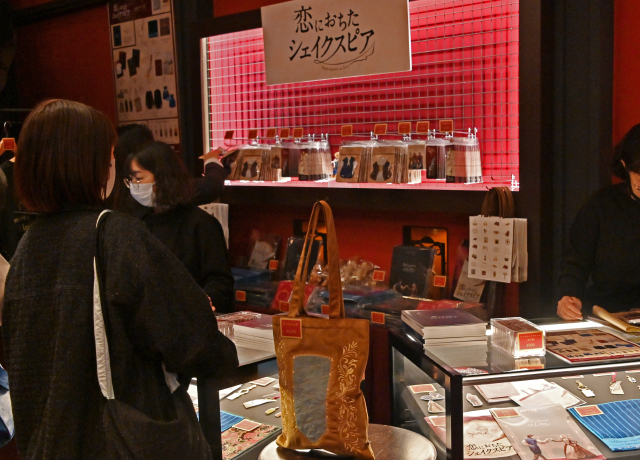 グッズ売店では公演プログラムほか多彩な公演グッズを販売中。ご観劇の記念にどうぞ