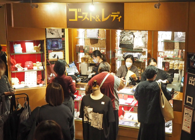 劇場グッズ売店では多彩な公演グッズを販売中。ご観劇の記念にぜひお立ち寄りください