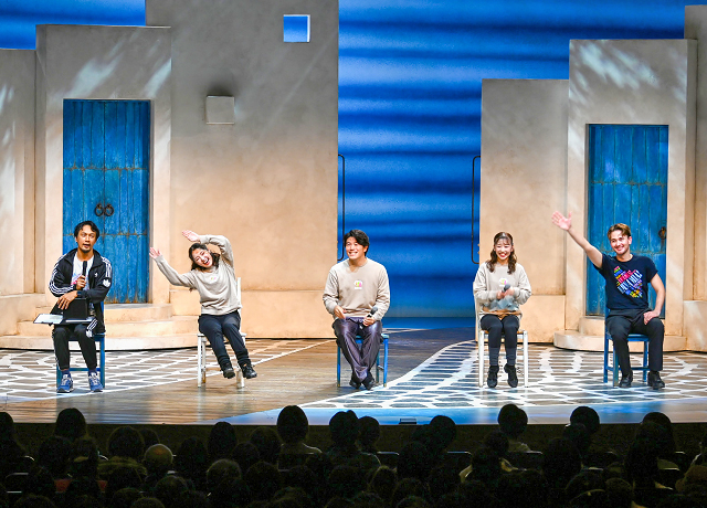 質問コーナーに登場した出演者たち。左からハンドコ アクアリオ（エディ役）、守山ちひろ（アンサンブル）、島村幸大（アンサンブル）、森本愛莉（リサ役）、カイサータティク（アンサンブル）