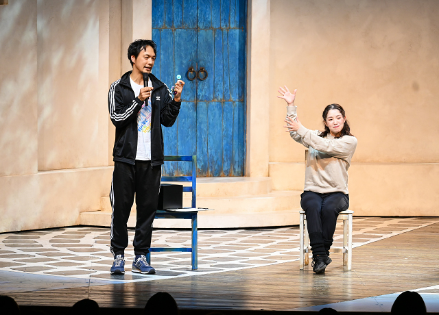 本作のカーテンコールでご使用いただける公演グッズ「ミニペンライト」を紹介する一幕も