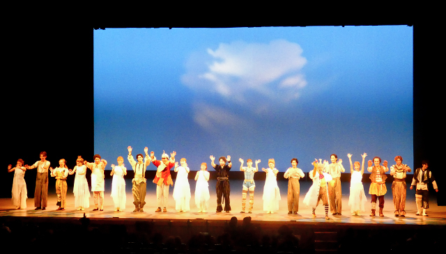 『カモメに飛ぶことを教えた猫』日産労連クリスマスチャリティー公演カーテンコールの様子