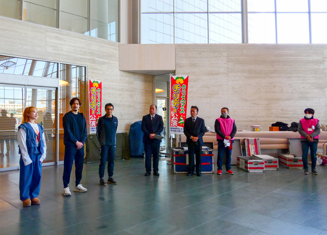 開演前に行われた組合員の皆様との全体ミーティング。カンパニーを代表して俳優の荒川務、狩野勇人、佳田菜那が参加し、ご挨拶しました