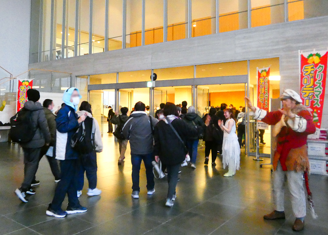 終演後、出演者によるお見送りの様子