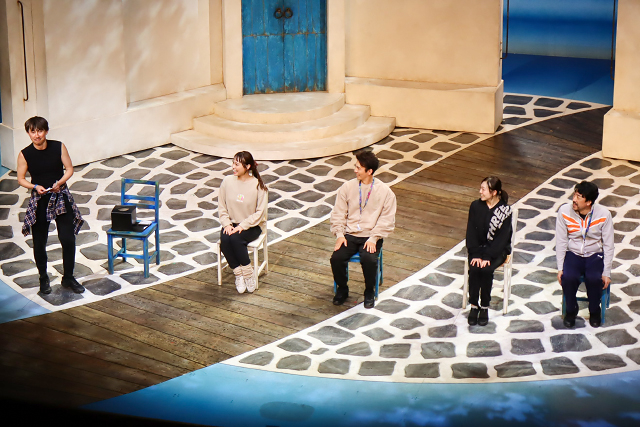 質問コーナーに登場した出演者たち。左から丹下博喜（アンサンブル）、恵都（アリ役）、鈴木涼太（ハリー・ブライト役）、山中由貴（アンサンブル）、脇坂真人（ビル・オースティン役）