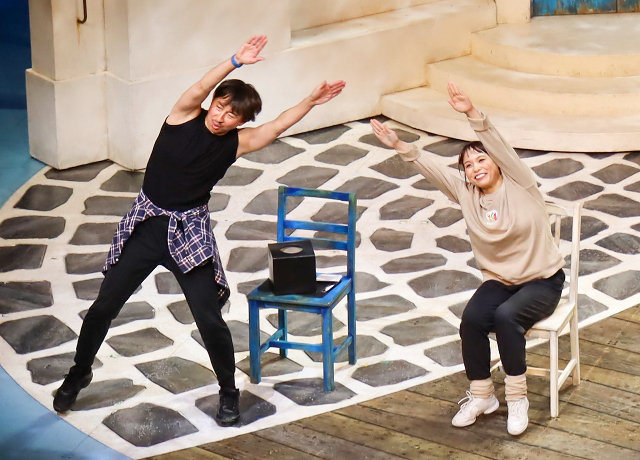 カーテンコールの振り付けを実演する一幕も