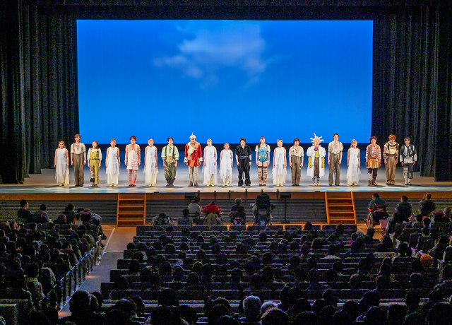 『カモメに飛ぶことを教えた猫』クリスマスチャリティー公演千秋楽の様子