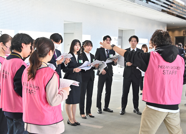 劇団の研究生も運営に参加。受付班、会場案内班などに分かれ、日産労連の皆様と一緒にお客様をお迎えする準備を進めます