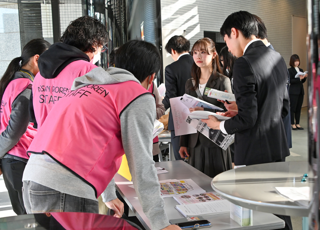 お客様を安全に客席へご案内するため、各班入念に役割や注意事項を確認します