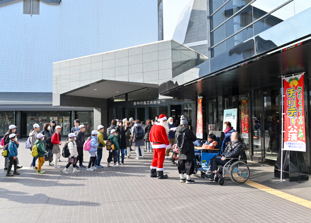 開場の様子。入場前に記念撮影するお客様の笑顔から、この日を心待ちにしてくださっていたことが伺えます