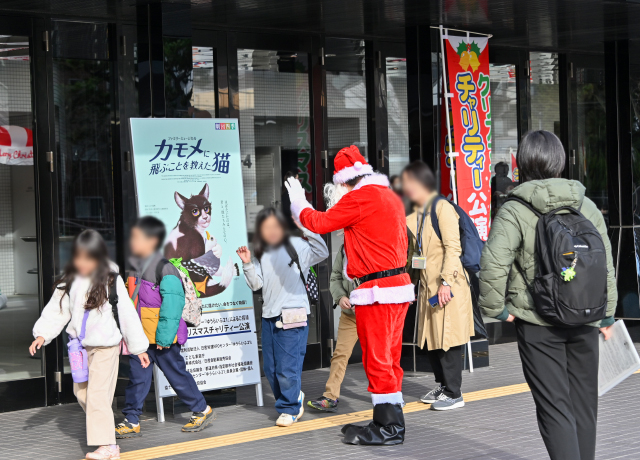 サンタがお客様をお出迎え