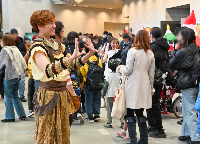 終演後、出演者によるお見送りの様子