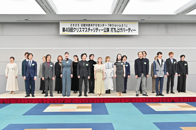 感謝の気持ちを込めて、劇中ナンバー「自分を信じて」を披露した出演者たち