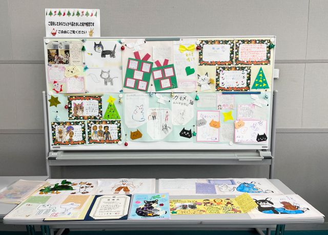 パーティー会場に飾られた、お客様から届いた感想のイラストやお手紙。出演者やスタッフ一同、嬉しそうに目を通す姿がありました