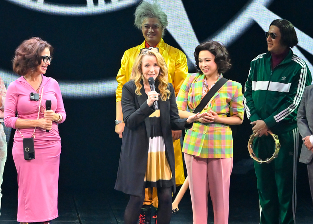 カーテンコールに登壇し、観客に挨拶をされた原作映画キャストのロレイン・ベインズ役リー・トンプソン氏