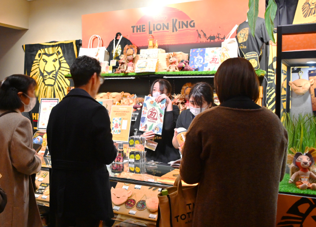 グッズ売店では多彩なグッズを販売中。日本上演27周年グッズは劇場グッズ売店ほか、劇団四季オフィシャルウェブショップでもお求めいただけます