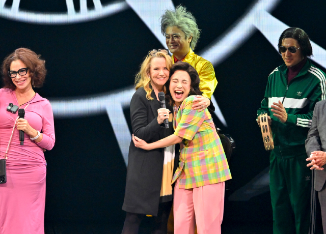 抱擁を交わすリー・トンプソン氏とロレイン役・木村奏絵