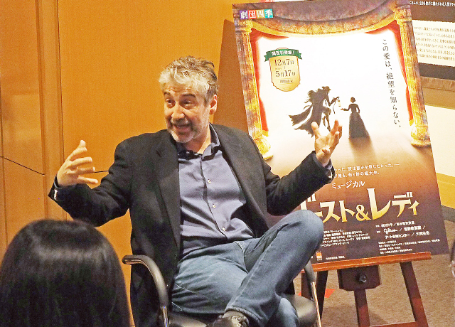 稽古後に行われた取材会の様子。演出を務めるスコット・シュワルツ氏が本作の魅力を語りました