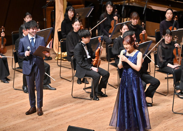 コンサートでは、富貴晴美さん（右）より音楽の裏側や制作秘話も語られました