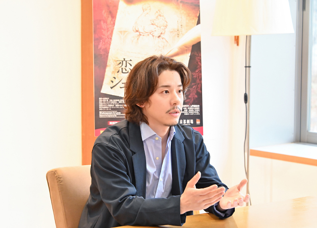 メディア関係者からのインタビューに応じ、作品の魅力や京都公演への意気込みを語りました