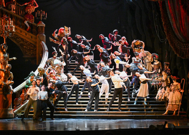 『オペラ座の怪人』福岡公演リハーサル見学会にて。「マスカレード」のシーンのリハーサルをご覧いただきました