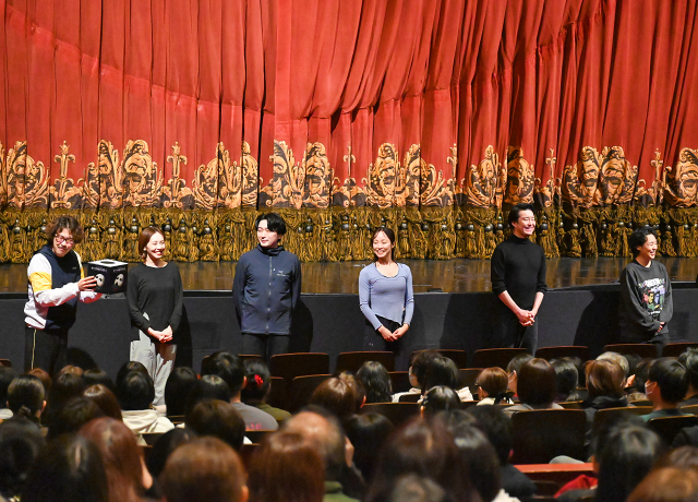 質問コーナーに登場した出演者たち。左から、見付祐一（ムッシュー・アンドレ役）、小川晃世（アンサンブル）、日浦眞矩（ムッシュー・レイエ役）、藤本典子（アンサンブル）、岩城雄太（オペラ座の怪人役）、河村彩（カルロッタ・ジュディチェルリ役）