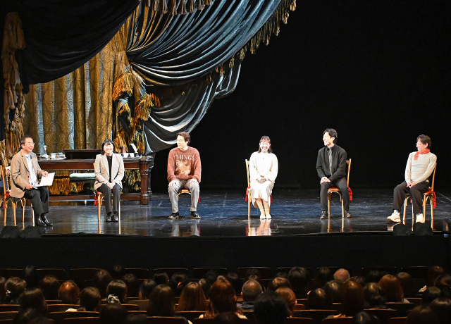 『オペラ座の怪人』福岡公演「オフステージトーク」イベントに登場した出演者たち。左から、増田守人（ムッシュー・アンドレ役）、小林美沙希（アンサンブル）、光田健一（ラウル・シャニュイ子爵役）、奥平光音（クリスティーヌ・ダーエ役）、清水大星（オペラ座の怪人役）、勅使瓦武志（ムッシュー・ルフェーブル役）