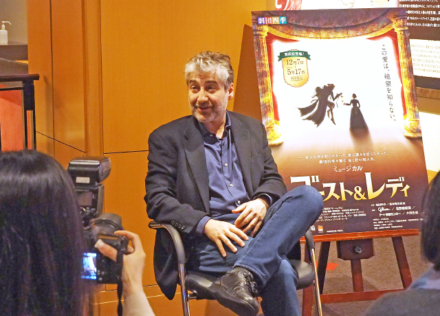 稽古後に行われた取材会の様子。演出を務めるスコット・シュワルツ氏が本作の魅力を語りました