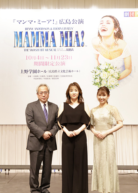 左から劇団四季代表取締役社長・吉田智誉樹、江畑晶慧（ドナ・シェリダン役）、三代川柚姫（ソフィ・シェリダン役）