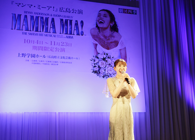 劇中ナンバー「夢があるから」を披露する三代川柚姫（ソフィ・シェリダン役）