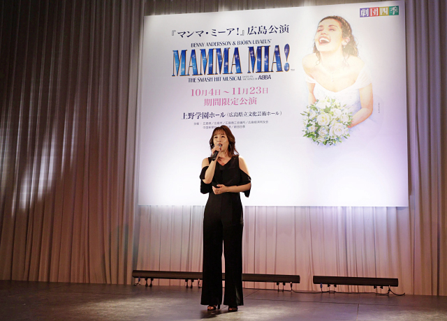 劇中ナンバー「マンマ・ミーア」を披露する江畑晶慧（ドナ・シェリダン役）