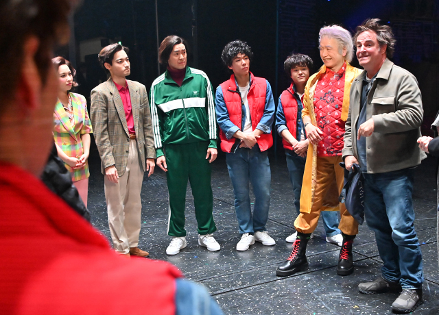 舞台の感動を伝えるロジャー・バートさん