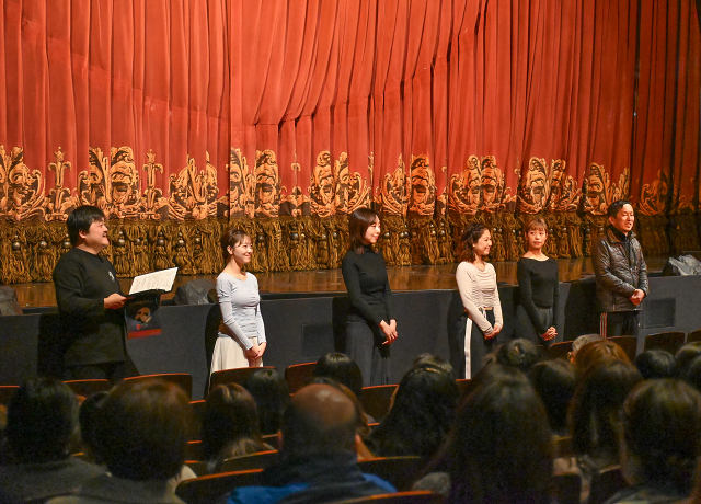 質問コーナーに登場した出演者たち。左から、山口泰伸（ウバルド・ピアンジ役）、大河原萌乃佳（メグ・ジリー役）、木村智秋（マダム・ジリー役）、藤原遙香（クリスティーヌ・ダーエ役）、河津るり子（アンサンブル）、 高井 治（アンサンブル）