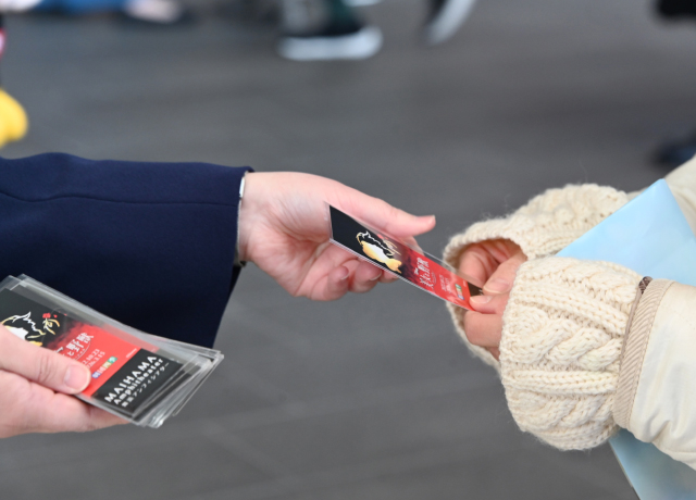 ご来場の皆様には記念品としてしおりがプレゼントされました