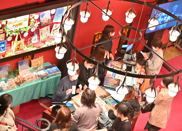 劇場グッズ売店では多彩なオリジナルグッズを販売